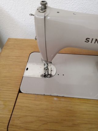 Máquina de coser SINGER con pedal eléctrico