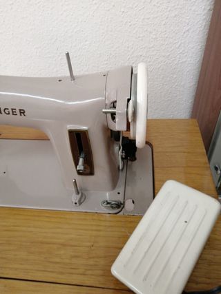 Máquina de coser SINGER con pedal eléctrico