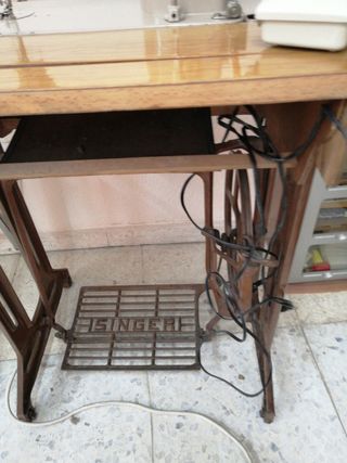 Máquina de coser SINGER con pedal eléctrico