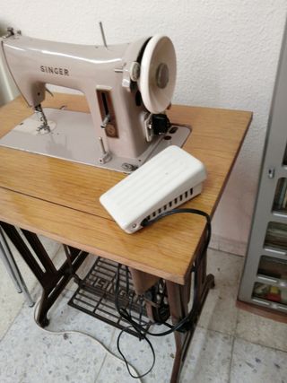 Máquina de coser SINGER con pedal eléctrico