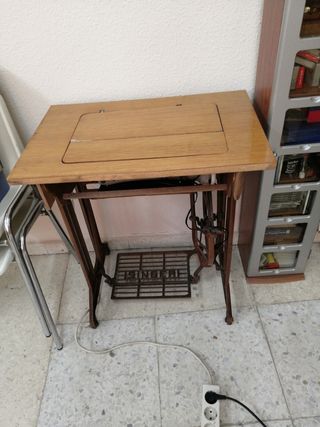 Máquina de coser SINGER con pedal eléctrico