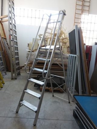 ESCALERA TIJERA CON BARANDILLA