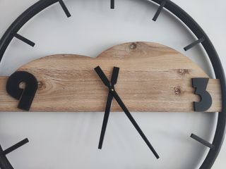 Reloj pared redondo madera metal.
