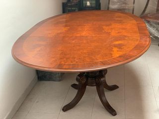 Mesa salon-comedor ovalada