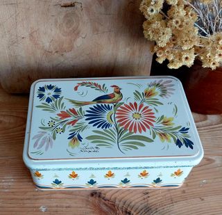 Caja decorativa de metal