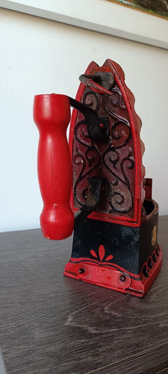 Ferro da stiro in ghisa primi '900