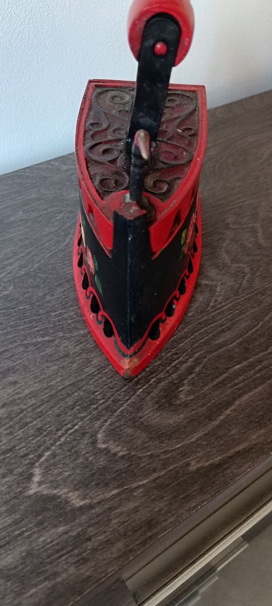 Ferro da stiro in ghisa primi '900