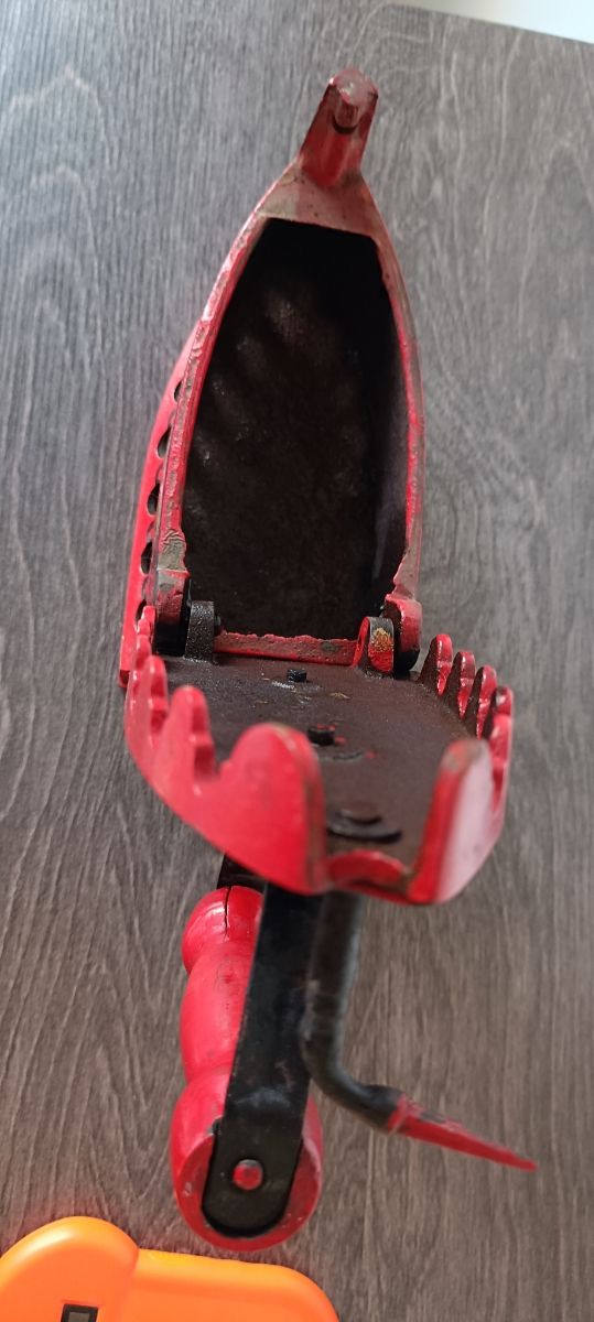 Ferro da stiro in ghisa primi '900