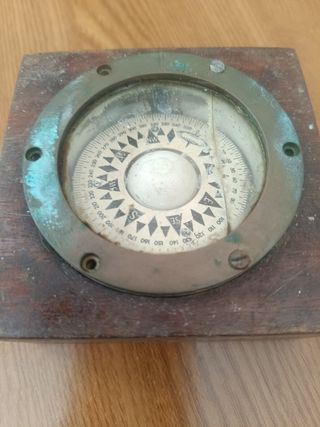 Compás náutico para embarcación