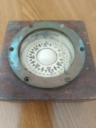 Compás náutico para embarcación