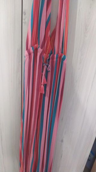 Mono rosa y rayas de colores