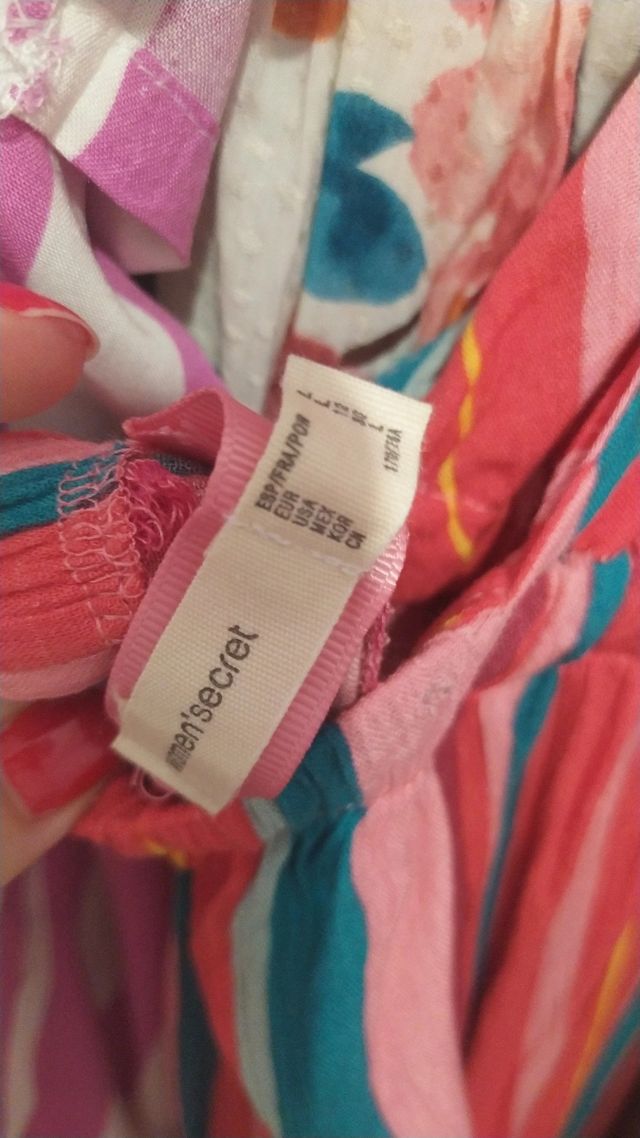 Mono rosa y rayas de colores