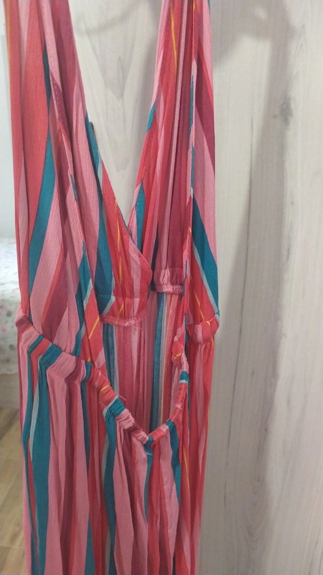 Mono rosa y rayas de colores