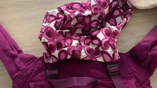 Mochila para porteo bebé Ergobaby morada y fucsia