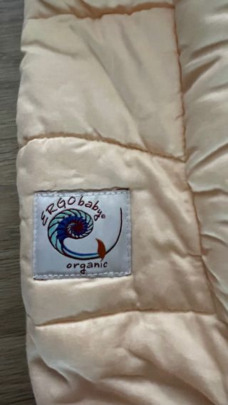 Mochila para porteo bebé Ergobaby morada y fucsia