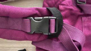 Mochila para porteo bebé Ergobaby morada y fucsia