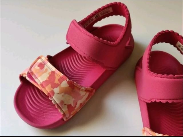Sandalia niña. Addidas. Talla 26 
