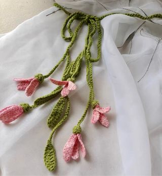 Cinturón artesanal con flores de magnolia tejidas