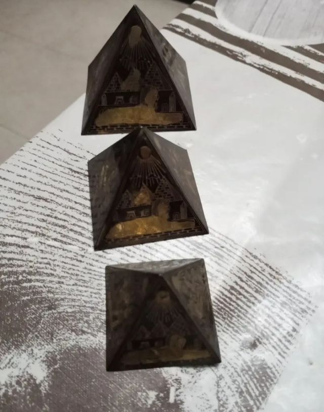 Pirámides latón decoración