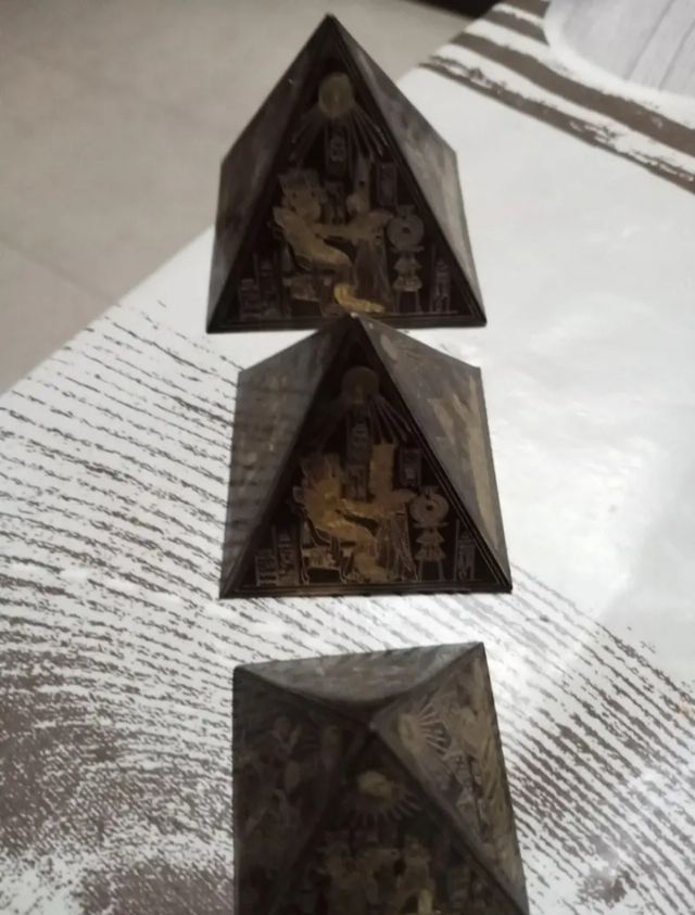 Pirámides latón decoración
