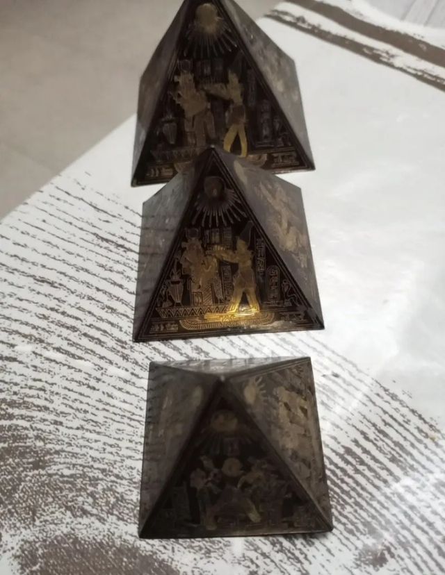 Pirámides latón decoración