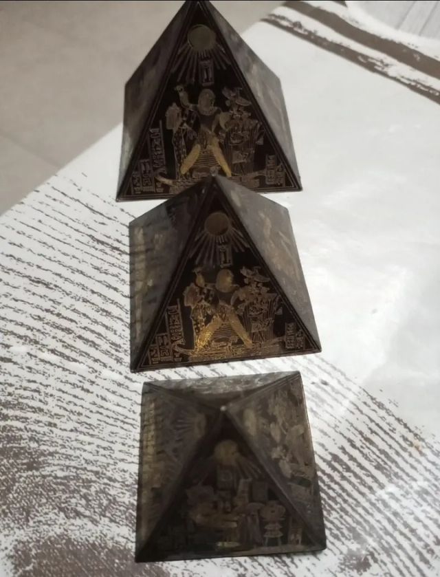 Pirámides latón decoración
