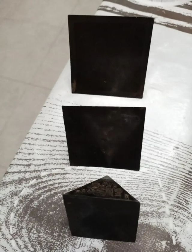 Pirámides latón decoración