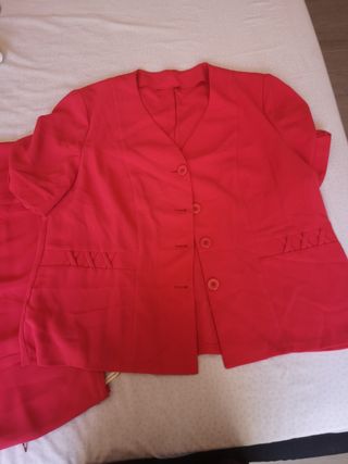 elegante discreto traje chaqueta