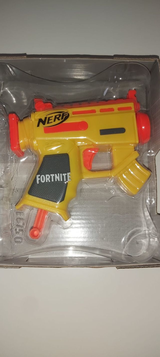 Pistola NERF en la caja sin estrenar