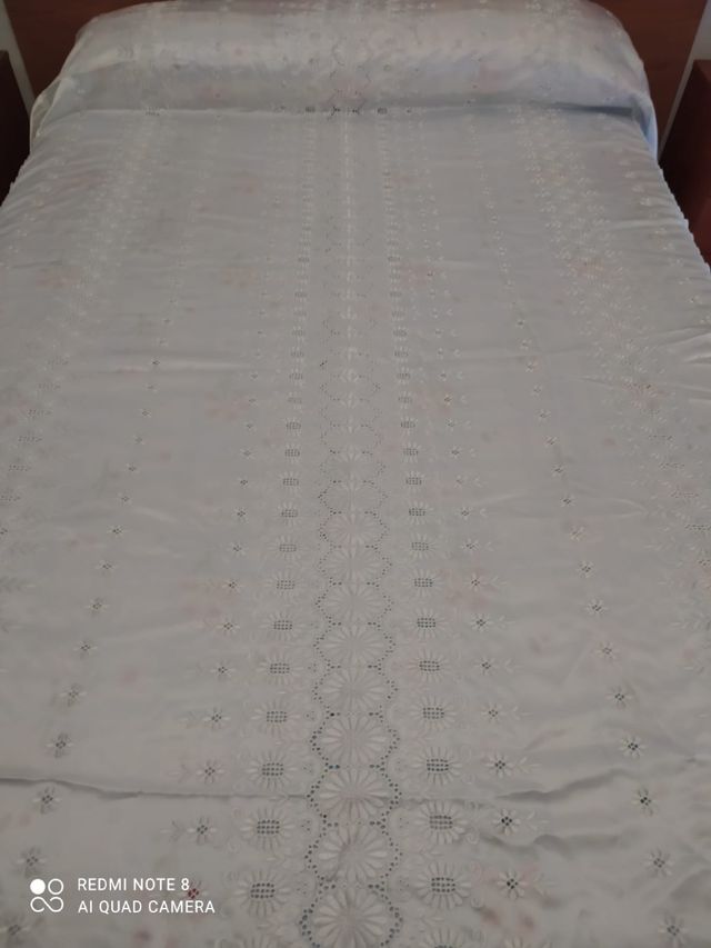 Colcha bordada a mano