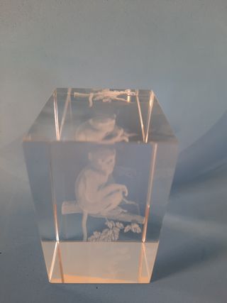 Pisapapeles de cristal con decoración.