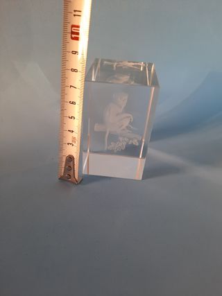 Pisapapeles de cristal con decoración.