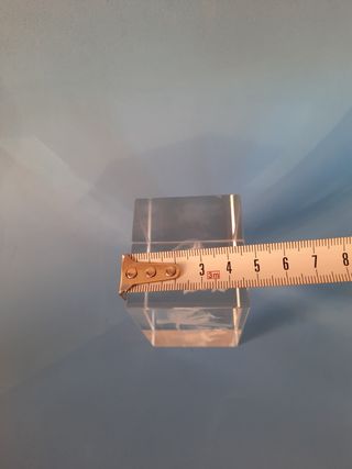 Pisapapeles de cristal con decoración.