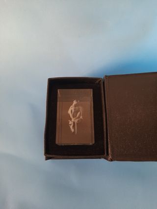 Pisapapeles de cristal con decoración.