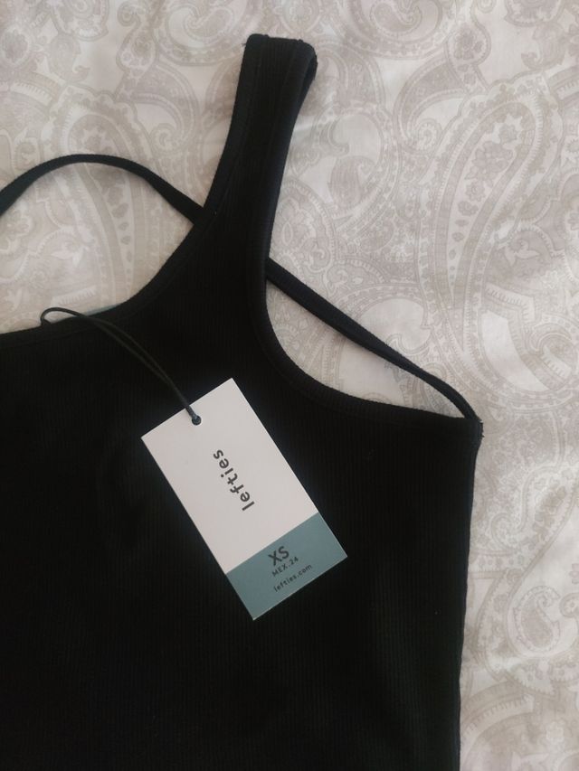 Top asimétrico negro