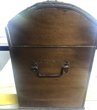 Baul de madera marron