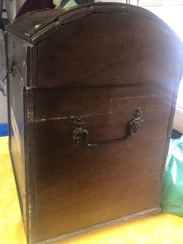 Baul de madera marron