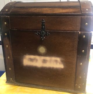 Baul de madera marron