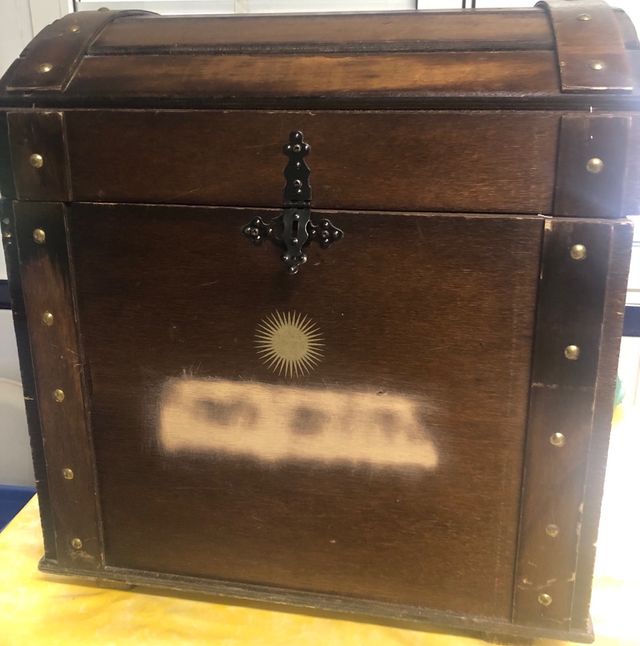 Baul de madera marron