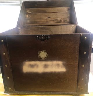 Baul de madera marron