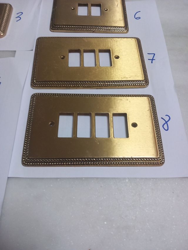 Placa bronce enchufes