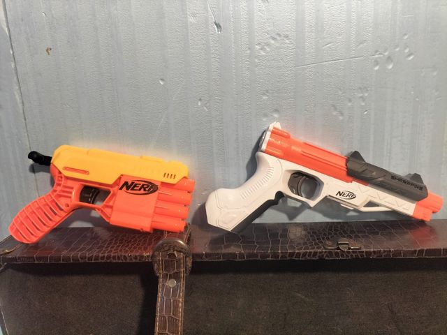 Dos pistolas Nerf