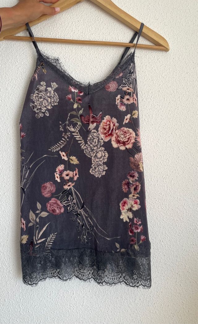 Top gris de estampado floral