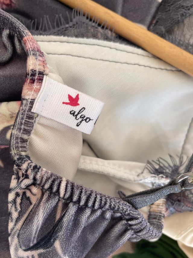 Top gris de estampado floral