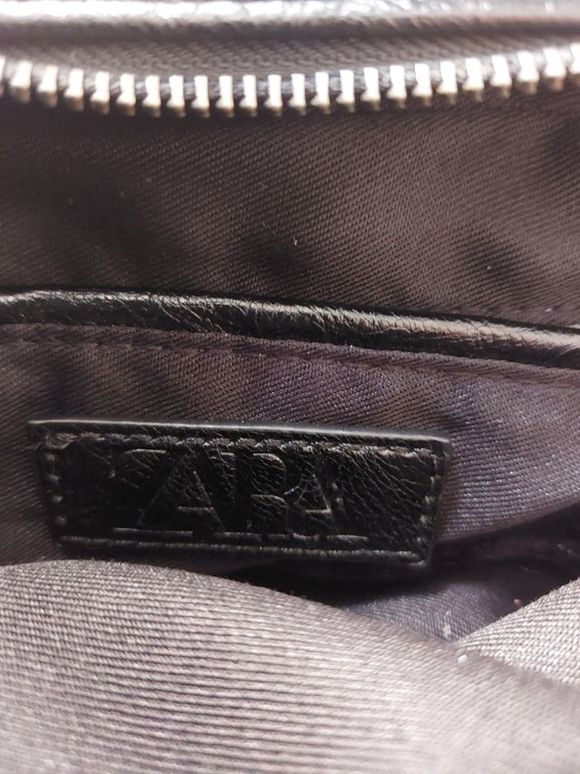 Bolso negro Zara.