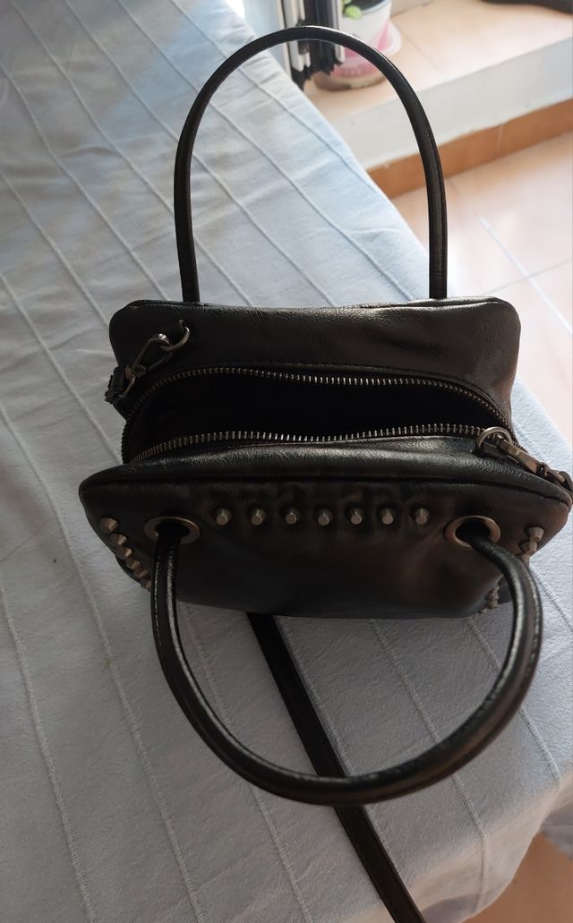 Bolso negro Zara.