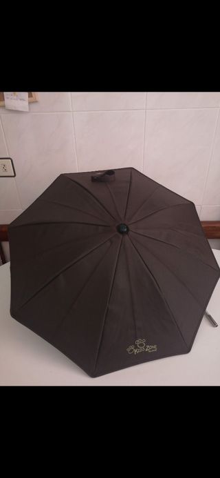 Sombrilla de kids zone.