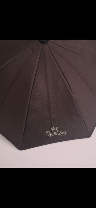 Sombrilla de kids zone.