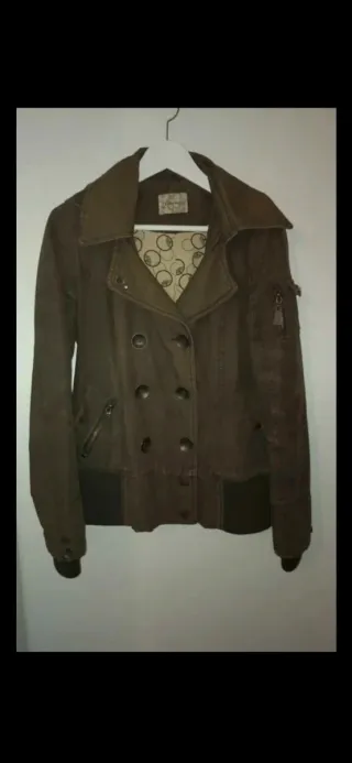 Cazadora estilo militar