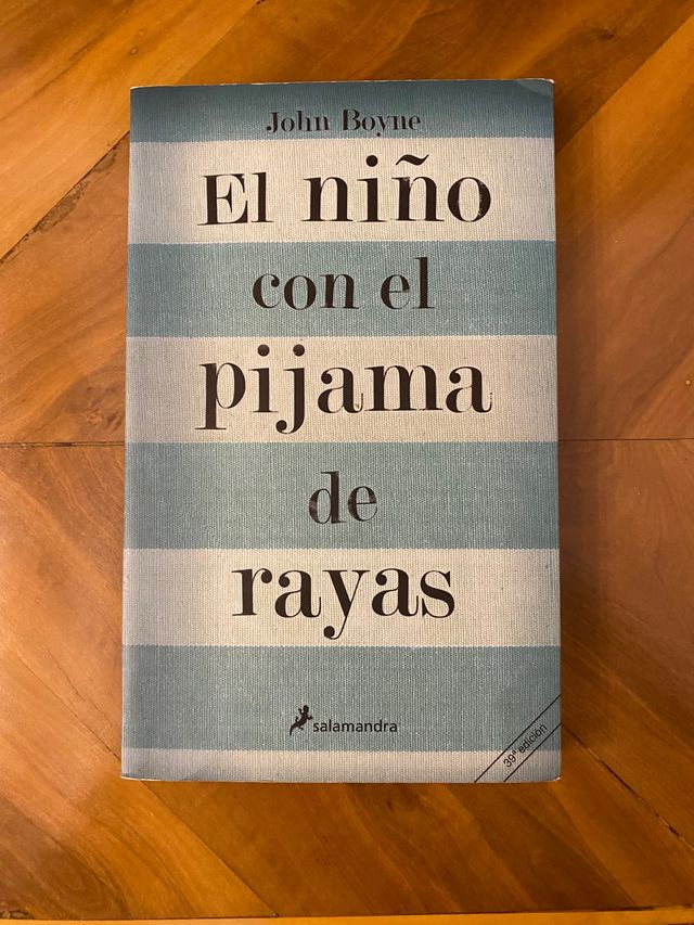El niño con el pijama de rayas